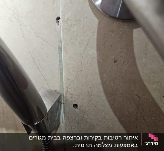 ראש מקלחת עם חור בקיר